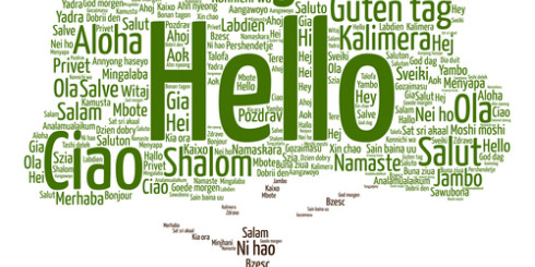 Baum mit Schriftzügen "Hello" in verschiedenen Sprachen