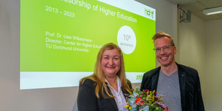 Foto von Prof. Liudvika Leišytė und Prof. Uwe Wilkesmann anlässlich der Jubiläumsfeier zum 10jährigen Bestehen der Professur für Hochschuldidaktik und Hochschulforschung. Prof. Leišytė hält einen Blumenstrauß in den Händen.