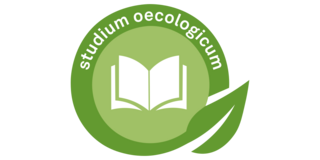 Key Visual des studium oecologicum mit Icon eines aufgeschlagenen Buches