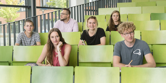 Eine Gruppe Studierender sitzt in einem Hörsaal.