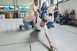 Das Team beim Wettbewerb einen Stift möglichst weit von einer Linie zu platzieren.
