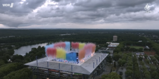 Blick von oben auf die Halle und das Feuerwerk während der Eröffnungszeremonie