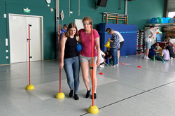 Das Team beim Wettbewerb, zu zweit einen Ball zu transportieren ohne ihn mit Händen oder Füßen zu berühren.