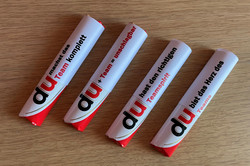 Duplo Riegel mit Teambotschaften liegen auf einem Tisch.