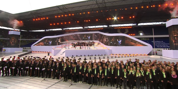 Der Unichor gemeinsam mit anderen Chören auf der Bühne der FISU Eröffnungsfeier.