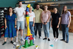Das Team beim Wettbewerb, einen möglichst hohen Turm zu bauen.