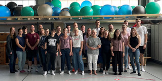 Das zhb Team in der Halle des TSC Eintracht. Im Hintergrund Gymnastikbälle.