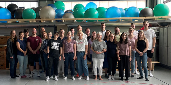 Das zhb Team in der Halle des TSC Eintracht. Im Hintergrund Gymnastikbälle.